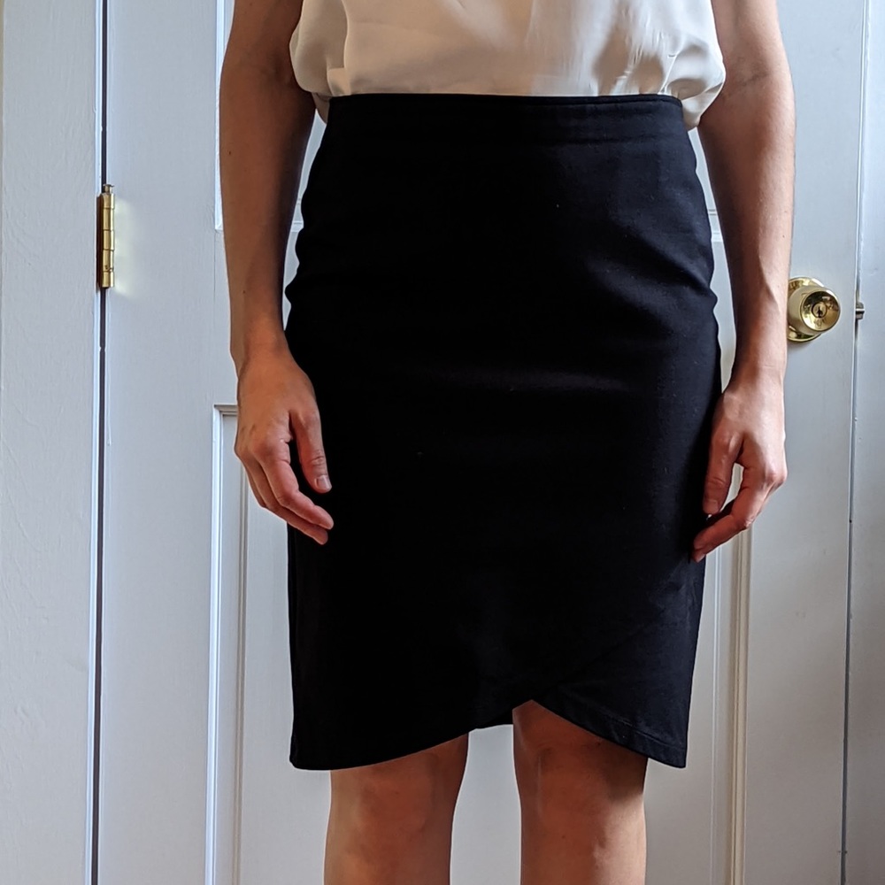 CeCe Black Knit Scalloped Skirt